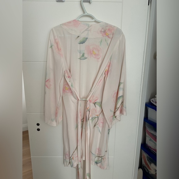 Knee length bridal robe - Picture 3 of 4